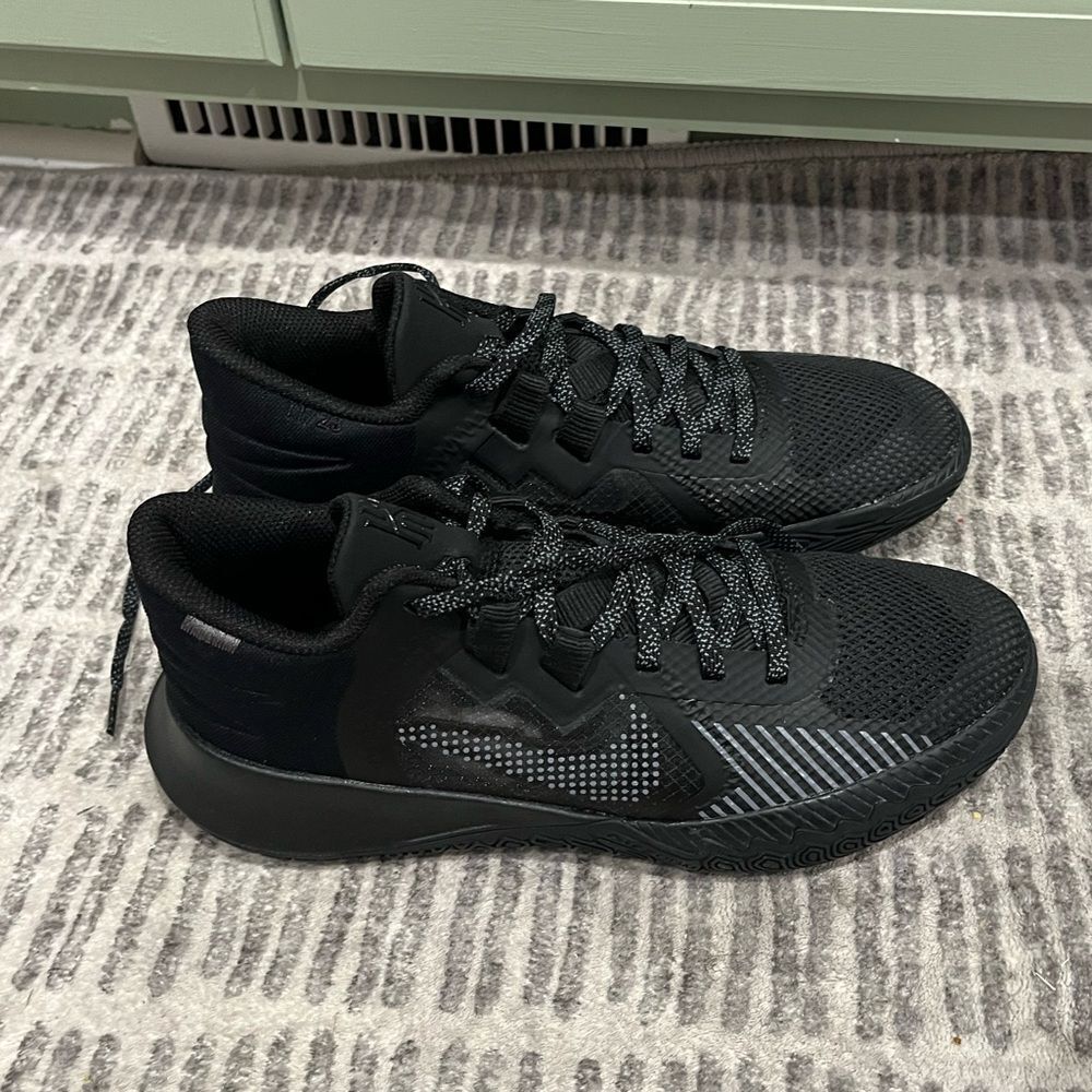 NWOT Nike Kyrie Flytrap 5 Basketball Shoes CZ4100-004 Black Cool Grey Size 7